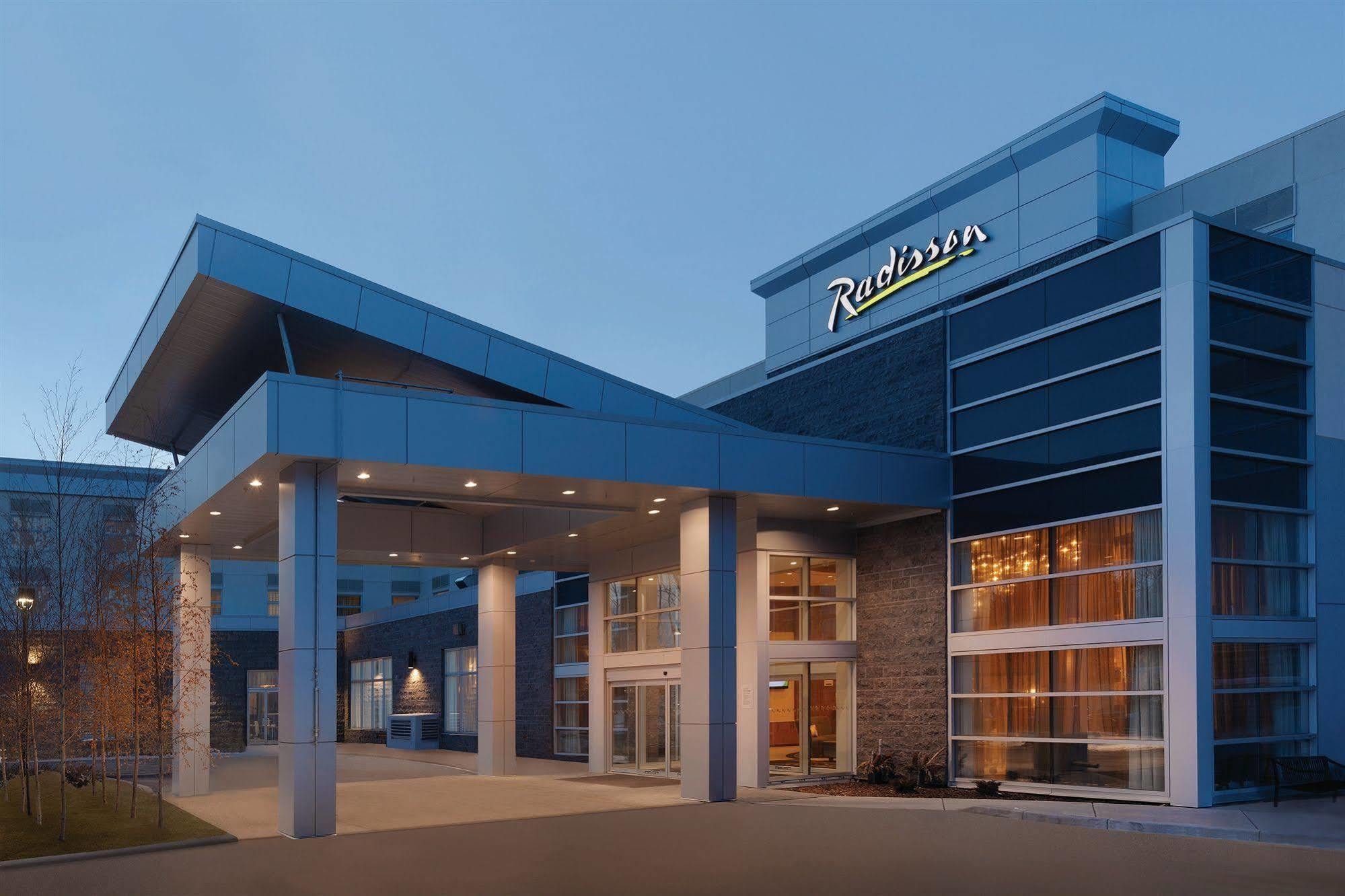 Radisson Hotel & Conference Centre Calgary Airport Exterior photo
